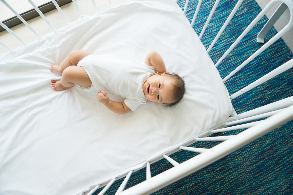 babybett im kinderzimmer