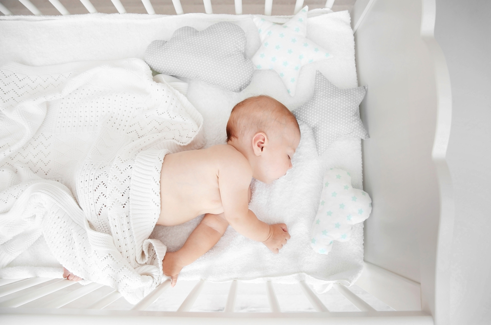 Einschlafen im eigenen Bettchen Wie Babys alleine schlafen lernen twinsworld.de Das
