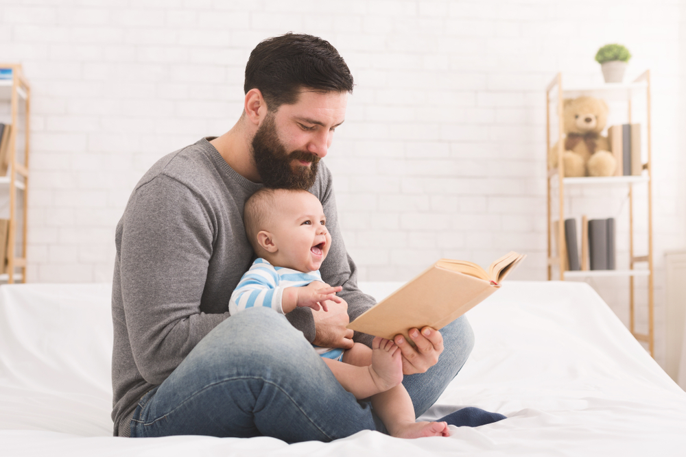 vater liest baby vor