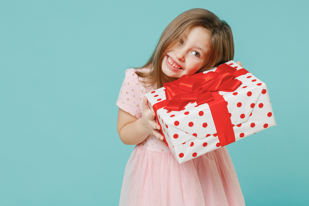 kleines mädchen mit geschenk
