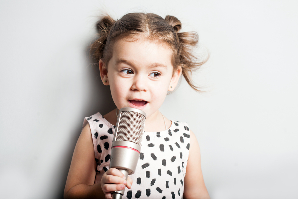kleines mädchen singt