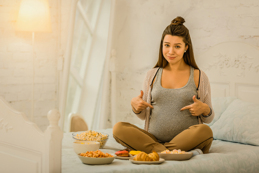 schwangere frau mit essen