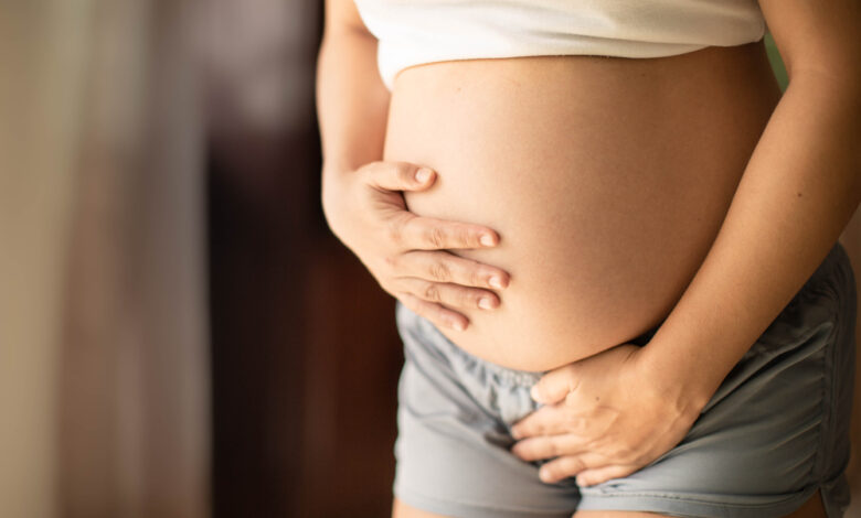 schwangere frau mit menstruationsartigen schmerzen