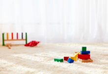 Photo of So schafft man einen gemütlichen Spielraum für Kinder mit beigen Teppichen
